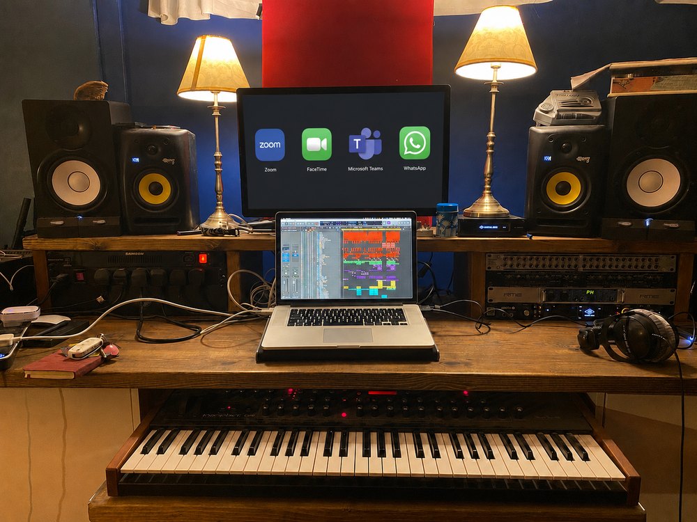 An online lesson set-up with Zoom, FaceTime, Teams and WhatsApp